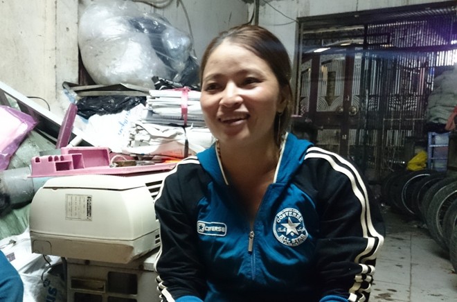  chị Huỳnh Thị Ánh Hồng, người thu ve chai tìm được 5 triệu yên trong loa thùng cũ