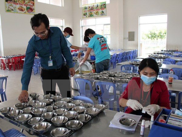 Đoàn kiểm tra tỉnh Bình Dương đang lấy mẫu xét nghiệm bếp ăn tại một trường tiểu học