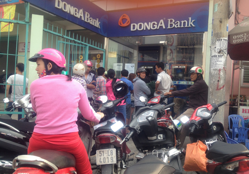 Ngày làm việc cuối cùng của năm Giáp Ngọ, điểm giao dịch ATM của nhiều ngân hàng đều đông nghịt