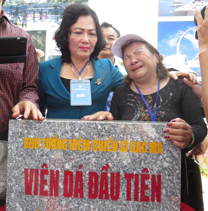 Mẹ Nguyễn Thị Hằng xúc động bên viên đá đầu tiên đặt nền móng xây dựng khu tưởng niệm chiến sĩ Gạc M