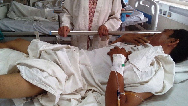 Tài xế xe tải Nguyễn Gia Hải đang nằm điều trị tại bệnh viện