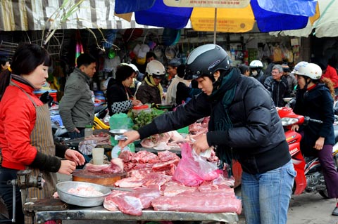 giá các mặt hàng thực phẩm phục vụ Tết tăng chóng mặt từng ngày.