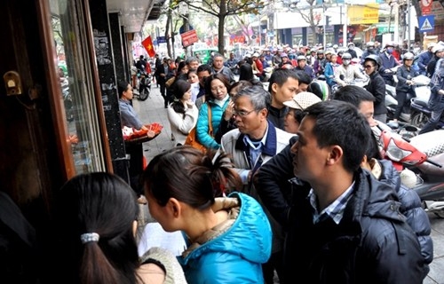 Hàng giò chả, bánh chưng nổi tiếng trên phố Hàng Bông như thường niên lại xuất hiện cảnh khách xếp hàng mua.