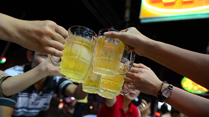 Người dân Việt Nam tiêu thụ khoảng ba tỷ lít bia mỗi năm. 
