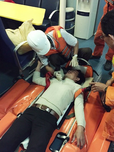 Tàu SAR 412 đang chăm sóc và đưa ngư dân bị nạn về Đà Nẵng.