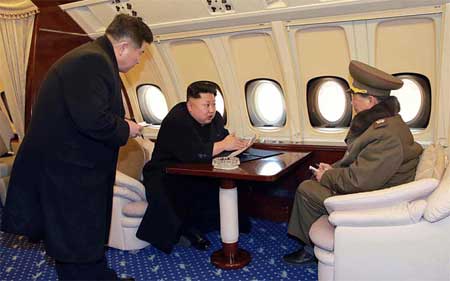 Ông Kim Jong-un (giữa) nói chuyện với chủ nhiệm tổng cục chính trị quân đội Triều Tiên Hwang Pyong So (phải) trong chuyến thị sát