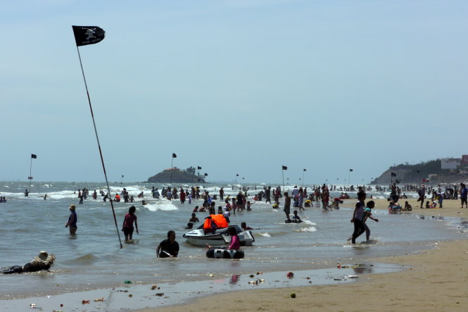Cờ đen nguy hiểm cấm tắm cắm trên bãi biển Vũng Tàu