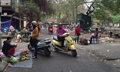 Khung cảnh vắng vẻ tại chợ Nghĩa Tân, Cầu Giầy, Hà Nội. 