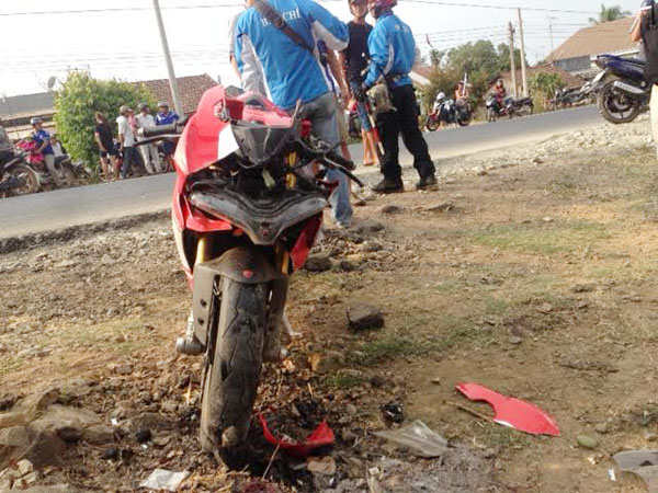 Chiếc xe mô tô phân khối lớn đã vỡ nát sau vụ tai nạn nghiêm trọng