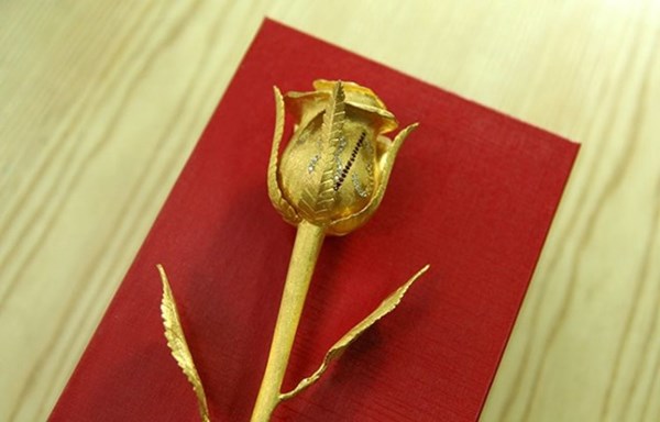 Bông hồng vàng được đính kim cương tự nhiên và đá Ruby.