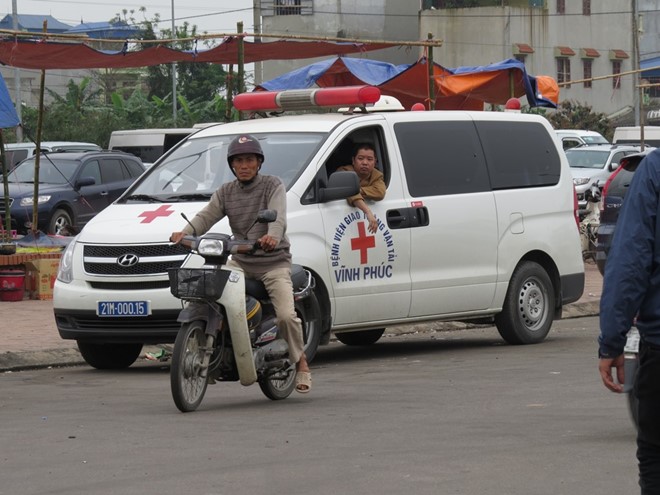 Xe cấp cứu của Vĩnh Phúc nhưng lại có mặt ở lễ hội đền Trần Nam Định