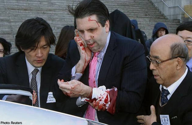 Đây là lần đầu tiên một đại sứ Mỹ bị tấn công tại Hàn Quốc.