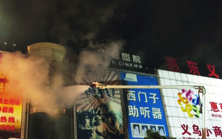 45 xe cứu hỏa được huy động để dập tắt đám cháy tại Trung tâm thương mại Yiwu