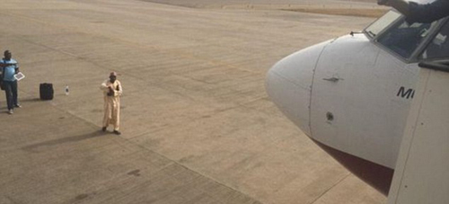 Tức giận vì chuyến bay bị hủy tại sân bay Nnamdi Azikiwe, hành khách  chắn lối chiếc máy bay khác đang chuẩn bị cất cánh.
