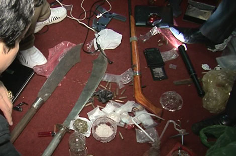 Các loại vũ khí và ma túy thu giữ tại nhà đối tượng Lê Hồng Văn.