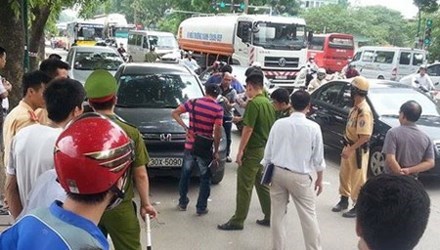Hiện trường giết ông Kiều Hồng Thành trên phố Phạm Văn Đồng, Hà Nội.