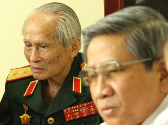 Trung tướng Nguyễn Quốc Thước và GS Nguyễn Minh Thuyết