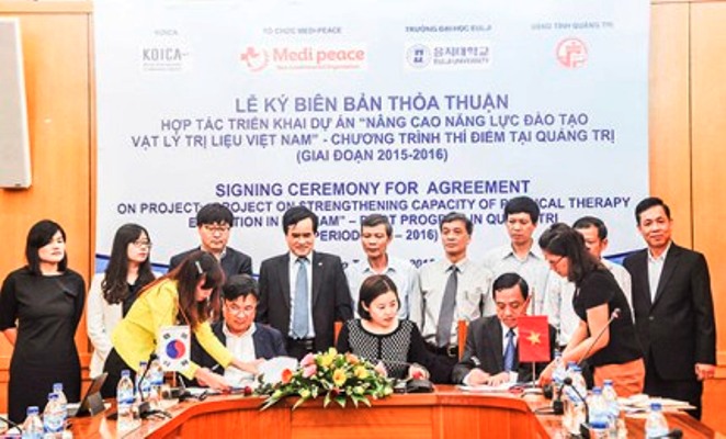 Lễ ký kết biên bản thỏa thuận hợp tác triển khai dự án “Nâng cao năng lực đào tạo vật lý trị liệu Việt Nam”