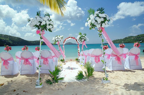 Để tổ chức tiệc cưới trên biển thành công, bạn cần quan tâm đến yếu tố thời tiết trong ngày trên bãi biển