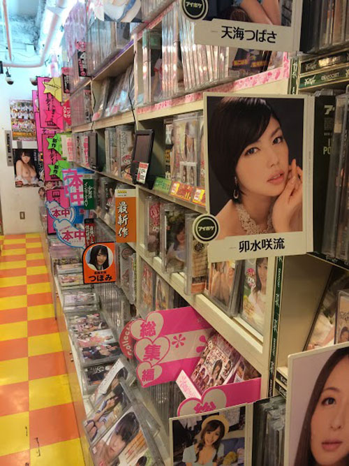 Một góc bên trong tầng 1, nơi bày bán các đĩa sex DVD