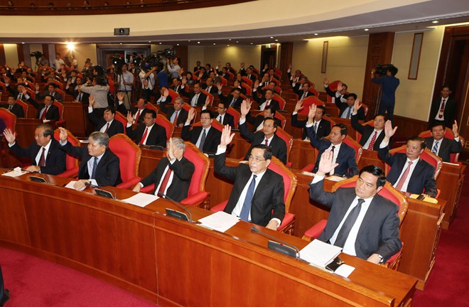 Các đại biểu biểu quyết thông qua chương trình Hội nghị Trung ương lần thứ 12 (khóa XI)