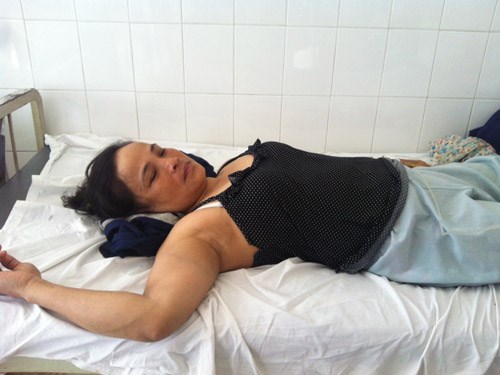 Bà Trần Thị Mười Ba, một nạn nhân trong vụ sập giàn giáo đang được cấp cứu tại bệnh viện Q.7.