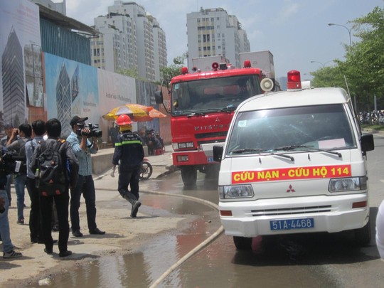 Nhiều xe cấp cứu, xe cứu hỏa được điều đến hiện trường vụ sập giàn giáo để phục vụ công tác cứu hộ
