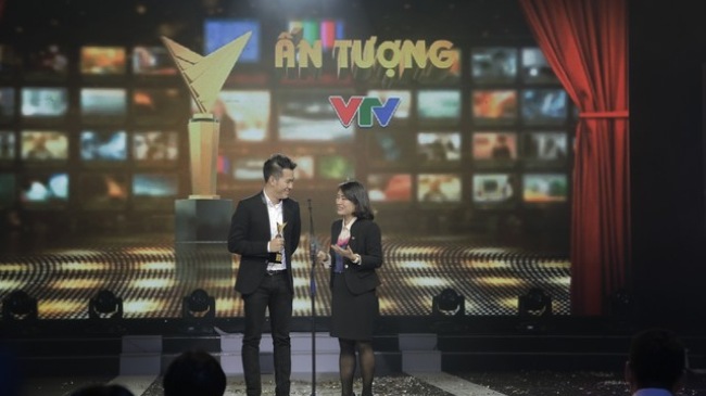 Ca sĩ Hồ Trung Dũng và nhà báo Tạ Bích Loan công bố giải thưởng trong chương trình Ấn tượng VTV 2014