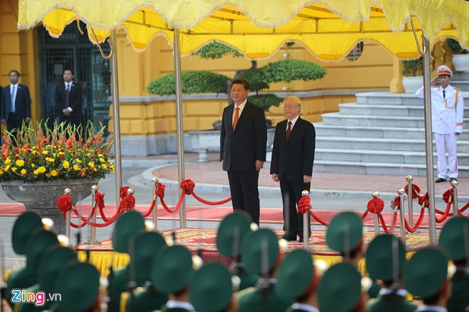 Hai tổng bí thư của hai nước tại lễ chào cờ