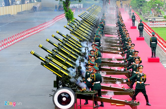 Cùng lúc này, tại Hoàng Thành Thăng Long, quân đội đã bắn 21 phát đại bác