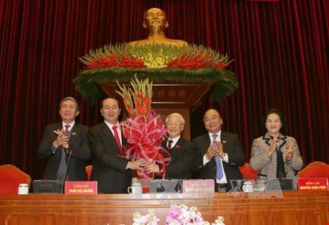 Đại biểu chúc mừng ông Nguyễn Phú Trọng tái đắc cử chức Tổng Bí thư