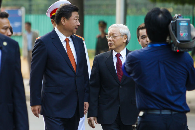 Tổng bí thư Nguyễn Phú Trọng trao đổi với Tổng bí thư, Chủ tịch Trung Quốc Tập Cận Bình trên quãng đường di chuyển từ Phủ Chủ tịch đến Văn phòng Trung ương Đảng