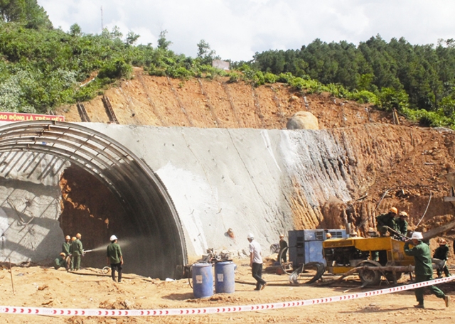Ban đầu, dự án hầm đường bộ Phước Tượng - Phú Gia (Huế) được Tổng cục Đường bộ Việt Nam giao cho công ty TNHH Xuân Cầu (Hà Nội) thực hiện