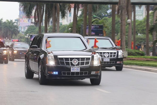 Đoàn xe của Tổng thống Mỹ trên đường phố Hà Nội. Ảnh: VNE