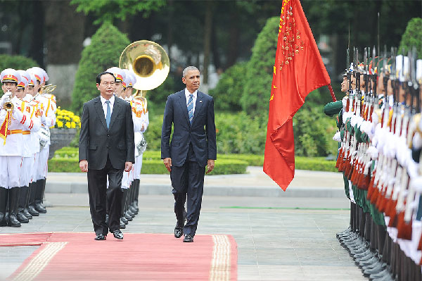 Chủ tịch nước Trần Đại Quang và Tổng thống Mỹ Barack Obama duyệt đội hình