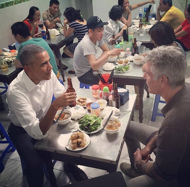 Ông Obama dùng món bún chả cùng với đầu bếp nổi tiếng Anthony Bourdain. Ảnh: Instagram của Anthony Bourdain