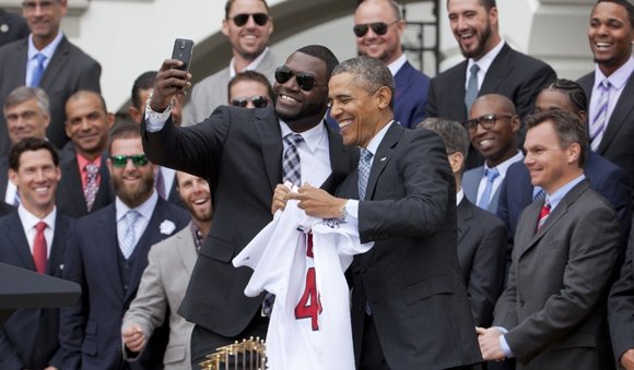Tổng thống Mỹ Barack Obama (phải) chụp ảnh tự sướng với ngôi sao bóng chày trong một buổi lễ tại Nhà Trắng hôm 1/4/2014