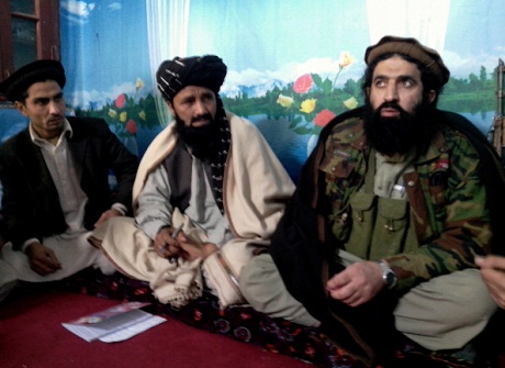 Shahidullah Shahid (phải) phát biểu ngay trước khi tuyên bố trung thành với khủng bố IS