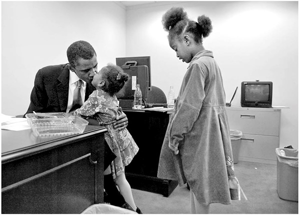 Tổng thống bên hai cô con gái