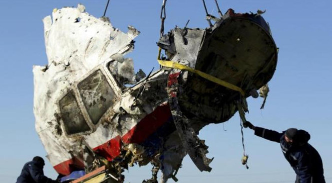 Một mảnh vỡ của máy bay Malaysia MH17 được cẩu lên để đưa về Hà Lan điều tra ngày 20/11/2014