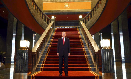 Tổng thống Thổ Nhĩ Kỳ đứng bên trong cung điện Ak Saray ở ngoại ô thành phố Ankara, tháng 10/2014
