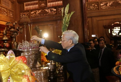 Tổng Bí thư Nguyễn Phú Trọng dâng hương tại Nhà tưởng niệm Chủ tịch Hồ Chí Minh