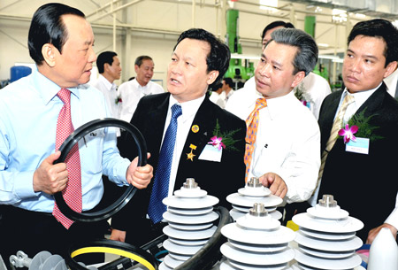 Bí thư Thành uỷ TPHCM Lê Thanh Hải tham quan Nhà máy Cao su kỹ thuật cao của Tổng Công ty Công nghiệp Sài Gòn. Ảnh: V.DŨNG