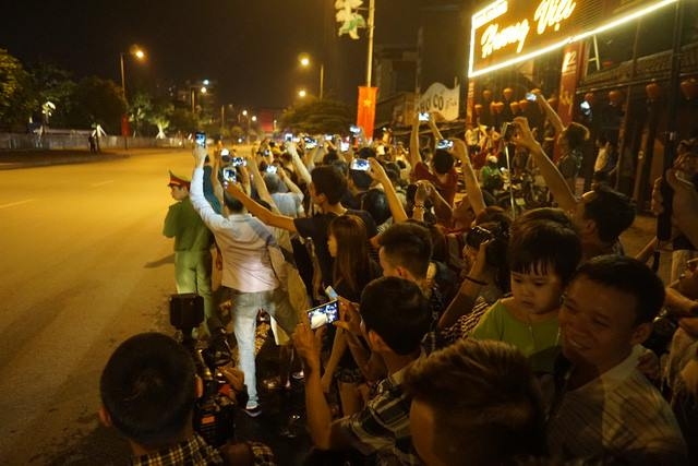 Người dân Việt Nam đứng kín ven đường nơi đoàn xe đón Tổng thống Mỹ Barack Obama đi qua