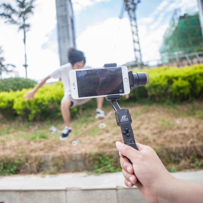Zhiyun Z1-Smooth-C là phụ kiện điện thoại cần thiết với những ai yêu thích selfie. Ảnh: Bestimagebase