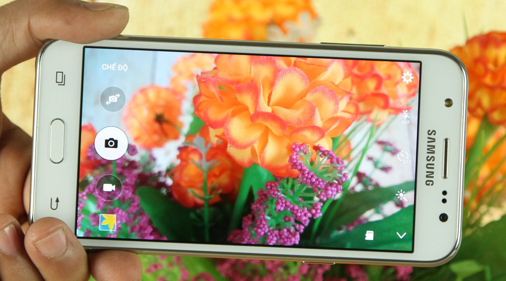 Galaxy J5 được cho là smartphone giá rẻ chụp ảnh tự sướng tốt nhất trong cùng phân khúc
