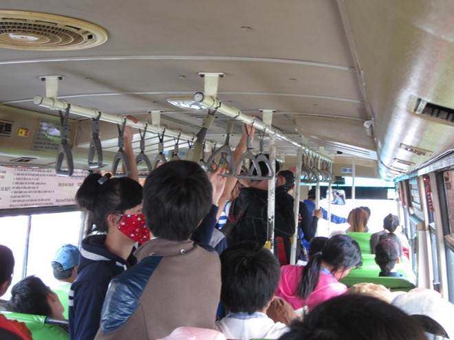 Để ngăn chặn nạn sàm sỡ, móc túi trên xe buýt, TPHCM sẽ yêu cầu lắp đặt camera trên các tuyến xe buýt thành phố