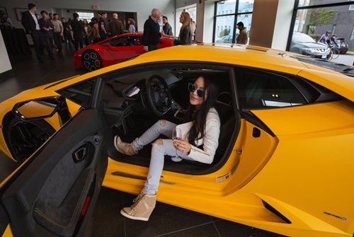 Jiang thử cảm giác bên trong một chiếc Lamborghini tại đây. Ảnh: New York Times