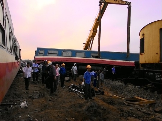 Lực lượng cứu hộ đã có mặt để xử lý vụ tai nạn đường sắt này