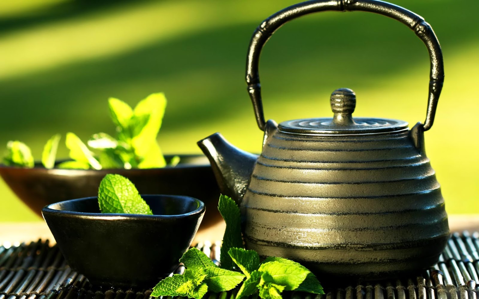 Uống trà xanh nóng trên 600C sẽ gây tổn thương vách trong của dạ dày, dẫn đến viêm loét dạ dày